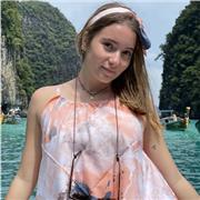 Diplomata al liceo classico con voto 100, offre lezioni di greco, latino, italiano, storia, filosofia e inglese